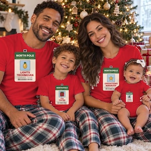 Jultröja för småbarn, North Pole Workshop-tröja för småbarn 2T-5T, Matchande jultröjor för familjen 2026, T-shirt med älv-ID-bricka