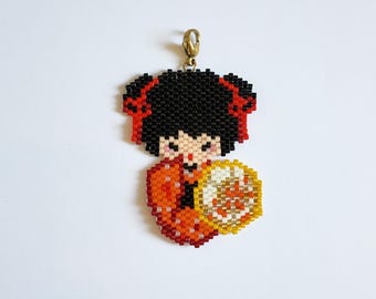 Ciondolo a forma di ragazza giapponese con perline: portachiavi o accessorio per borsa intrecciato a mano / Miyuki