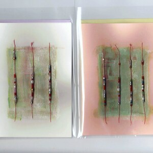 Arte original de mídia mista no cartão. 2 conjuntos, interior vazio para própria mensagem. 11x15cm