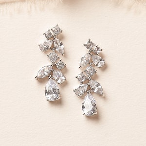 Petites boucles d'oreilles de mariée CZ, boucles d'oreilles de mariage CZ éparses, boucles d'oreilles de mariée, boucles d'oreilles pendantes de mariage, boucles d'oreilles de mariée CZ éparses 4248 image 5