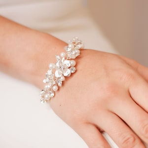 Floral Wedding Bracelet, Pearl & Crystal Bridal Bracelet, Floral Bridal Bracelet, Floral Pearl Wedding Bracelet, Pearl Bridal Bracelet~4881