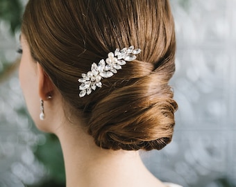 Peineta nupcial con flores plateadas de perlas de agua dulce y cristales • Accesorio para el cabello de boda • 2522