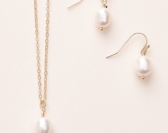 Simple Gold Pearl Bridesmaid Jewelry • Bridesmaid Set • Pearl Jewelry Set • Minimalist Pearl Jewelry • Pearl Maid of Honor Jewelry Set ~1696
