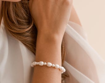 Pearl Stretch Bracelet •  Pearl Wedding Bracelet • Bridal Jewelry • Simple Pearl Bracelet • Stackable Jewelry • 4937