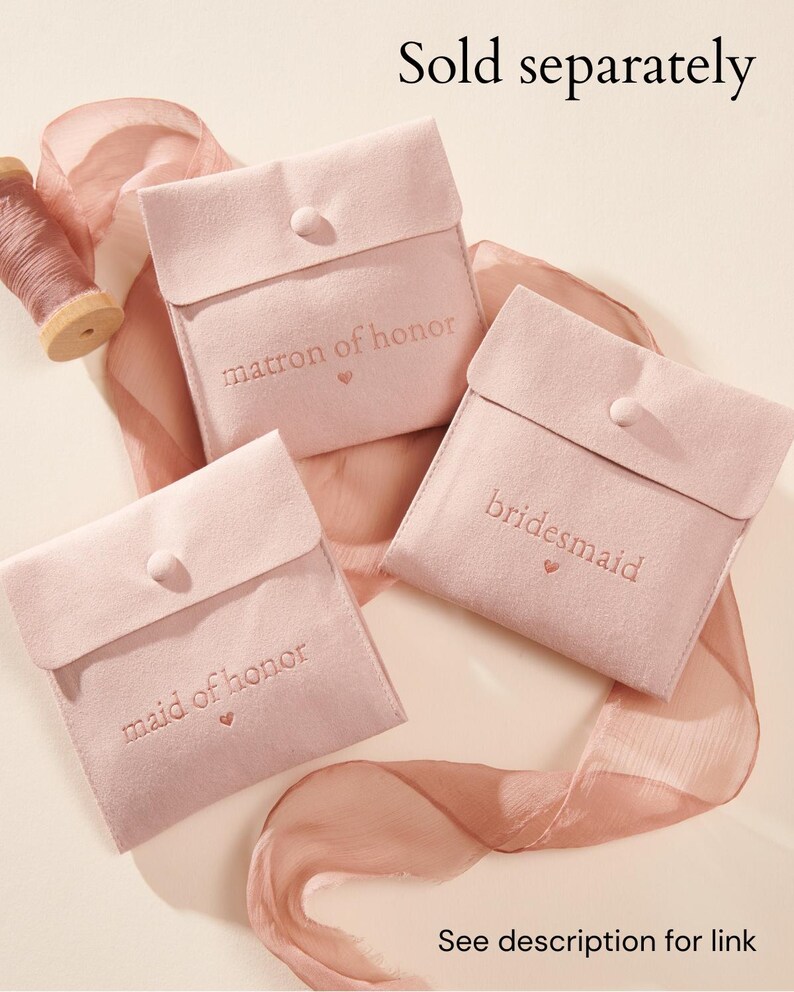 Pu&ograve; includere: Tre bustine di velluto rosa con le parole "matron of honor", "bridesmaid" e "maid of honor" ricamate su di esse. Le bustine sono disposte su uno sfondo di tessuto rosa. Il testo "Sold separately" &egrave; nella parte superiore dell'immagine. Il testo "See description for link" &egrave; nella parte inferiore dell'immagine.