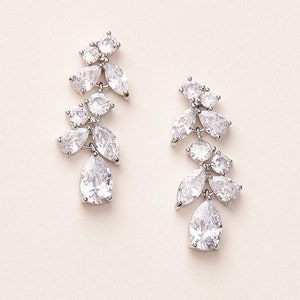 Petites boucles d'oreilles de mariée CZ, boucles d'oreilles de mariage CZ éparses, boucles d'oreilles de mariée, boucles d'oreilles pendantes de mariage, boucles d'oreilles de mariée CZ éparses 4248 image 2