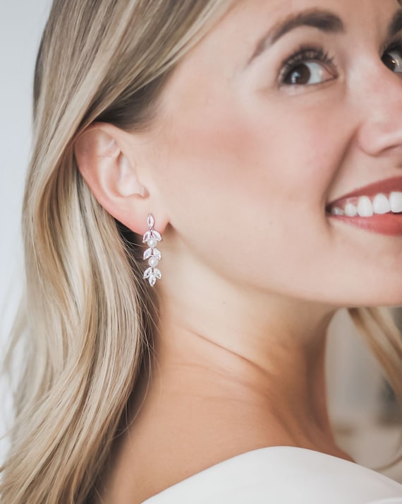 Orecchini da sposa gioielli da sposa orecchini di perle di conchiglia in platino orecchini di zirconi cubici a goccia bianchi trasparenti cz perno bianco crema perla cristallo cluster - Italia