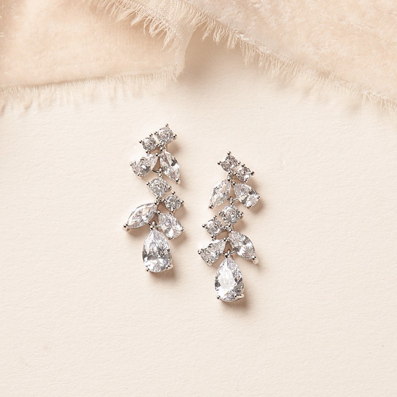 Petites boucles d'oreilles de mariée CZ, boucles d'oreilles de mariage CZ éparses, boucles d'oreilles de mariée, boucles d'oreilles pendantes de mariage, boucles d'oreilles de mariée CZ éparses 4248 image 5