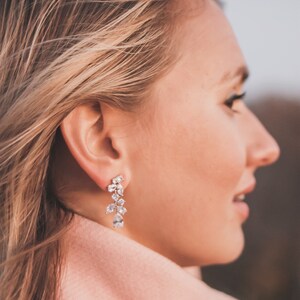 Petites boucles d'oreilles de mariée CZ, boucles d'oreilles de mariage CZ éparses, boucles d'oreilles de mariée, boucles d'oreilles pendantes de mariage, boucles d'oreilles de mariée CZ éparses 4248 image 3