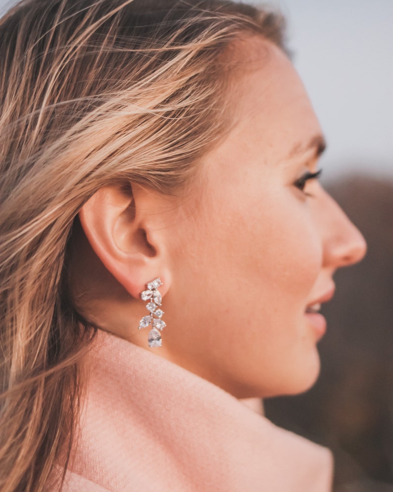 Petites boucles d'oreilles de mariée CZ, boucles d'oreilles de mariage CZ éparses, boucles d'oreilles de mariée, boucles d'oreilles pendantes de mariage, boucles d'oreilles de mariée CZ éparses 4248 image 3