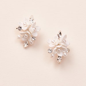 Pearl Flower Bridal Earrings • Pearl Wedding Earrings • Crystal Flower Stud Earrings • Bridal Earrings • Silver Wedding Earrings • 4438