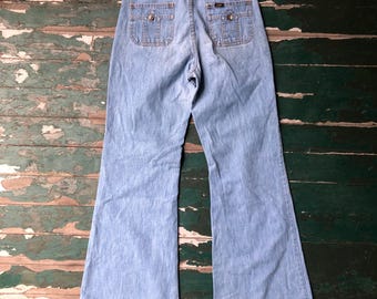 vintage 1970s Lee light wash talon zip bell bottom jeans. 28 waist