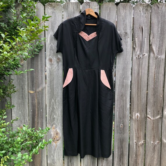 Beautiful 1940s/1950s black wiggle dress with poc… - image 2
