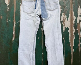 Vaqueros Levi's 501 de pierna recta, estilo vintage de los años 80, con parches y remiendos.