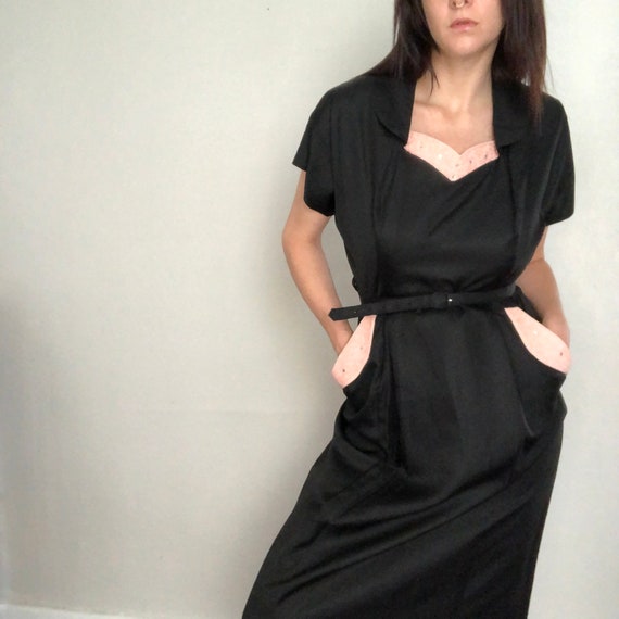 Beautiful 1940s/1950s black wiggle dress with poc… - image 1