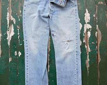 Zabytkowe dżinsy Levi 501 z guzikami w rozporku, noszone w podartych dżinsach, idealnie zniszczone
