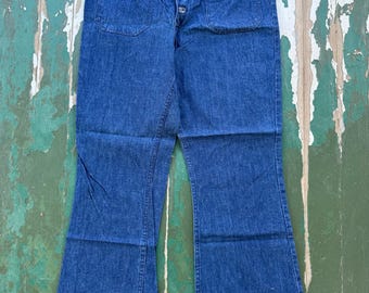 Vaqueros vintage de los años 60-70 de la marca Maverick, estilo marinero, de pierna acampanada y lavado oscuro.