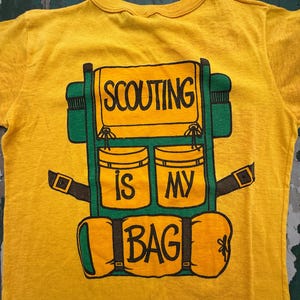 Camiseta vintage de los años 70-80 de las Girl Scouts, estilo mochila, ideal para campamentos. imagen 2