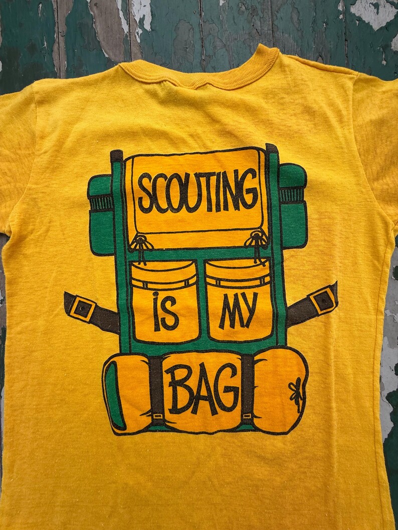 Camiseta vintage de los años 70-80 de las Girl Scouts, estilo mochila, ideal para campamentos. imagen 2