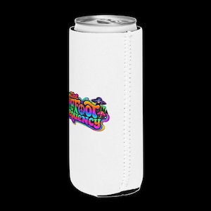 Op de afbeelding: Een witte slanke blikkoeler met een kleurrijke afbeelding met de tekst The Bigfoot Frequency, een vredesteken, een vliegende schotel en een paddenstoel. Het ontwerp gebruikt levendige regenboogkleuren tegen een donkere bosachtergrond.