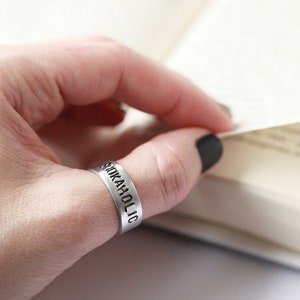 Anillo de puño grabado personalizado Anillo de aluminio personalizado Anillo de banda grabado Anillo de puño que no se deslustra Anillo de palabra ajustable personalizado Anillo con nombre