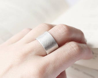 Anillo de aluminio texturizado: anillo ajustable que no se deslustra.