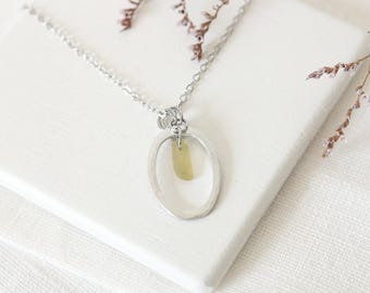 Collar de cristal marino amarillo raro, colgante de aluminio hecho a mano único.
