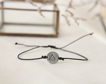 Pulsera con dije triangular: colgante de aluminio, cordón de poliéster ajustable