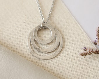 Collar con colgante de triple círculo de aluminio hecho a mano - Cadena de acero inoxidable