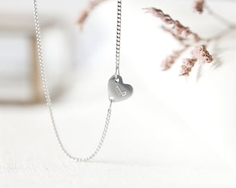 Delicado collar con inicial en forma de corazón: colgante con monograma de aluminio