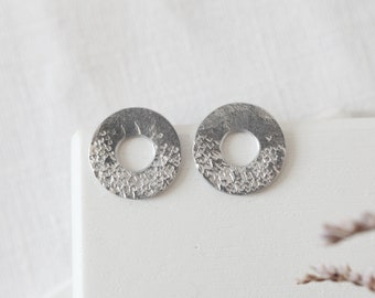 Pendientes circulares texturizados: joyería minimalista de aluminio para uso diario