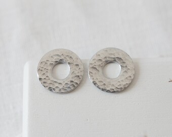 Pendientes circulares de aluminio hechos a mano: base geométrica de acero inoxidable