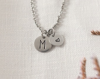 Collar con inicial: monograma de aluminio con dije de corazón