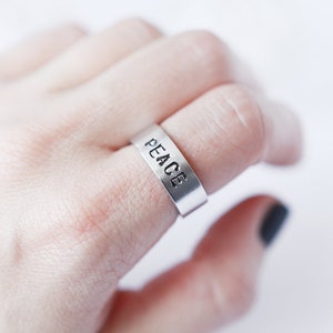 Anillo grabado personalizado Anillo personalizado Anillo grabado de aluminio Anillo de brazalete de joyería personalizado que no se deslustra Anillo de banda ajustable personalizado