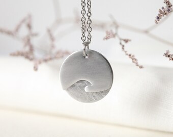 Collar con colgante de ola de aluminio hecho a mano: Joyería Seaside