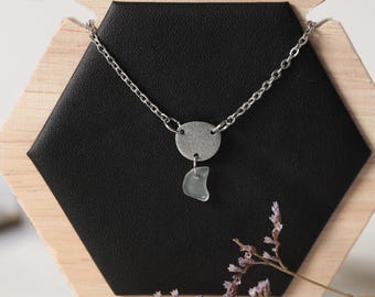 Collar con colgante de vidrio marino hecho a mano: joyería de playa minimalista