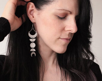 Pendientes colgantes de fases lunares hechos a mano: joyería lunar de aluminio y acero inoxidable