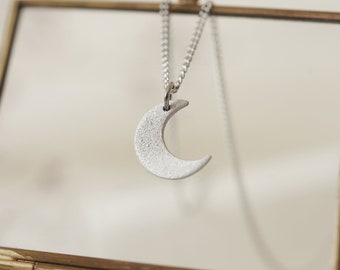 Delicado collar de luna creciente de aluminio: joyería celestial hecha a mano