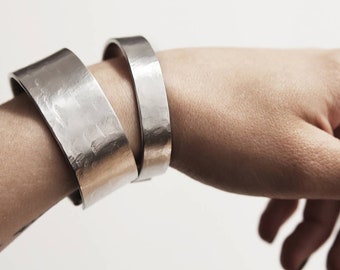 Brazalete ancho de aluminio: brazalete de metal personalizado