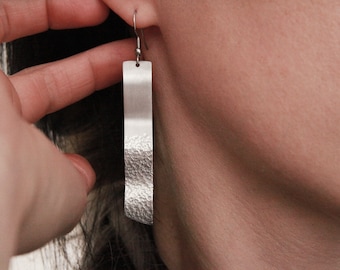 Pendientes colgantes de aluminio hechos a mano: joyería minimalista y ligera