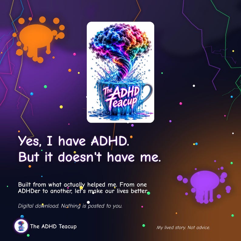 Pu&ograve; includere: Una grafica digitale che mostra una tazza da t&egrave; con una nuvola arcobaleno a forma di cervello che ne fuoriesce. Il testo recita: Yes, I have ADHD. But it doesn't have me. Built from what actually helped me. From one ADHDer to another, let's make our lives better.