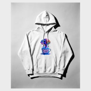 Peut inclure: Un sweat-shirt &agrave; capuche blanc avec une impression graphique sur la poitrine. Le motif repr&eacute;sente une tasse &agrave; th&eacute; bleue d&eacute;bordant d'un nuage de fum&eacute;e color&eacute; en forme de cerveau et le texte The ADHD Teacup en police rose et bleue.