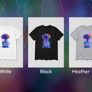 Puede incluir: Tres camisetas en blanco, negro y gris jaspeado, cada una con un gr&aacute;fico de un cerebro colorido emergiendo de una taza de t&eacute; azul con el texto The ADHD Teacup impreso en blanco en la parte frontal de la taza.