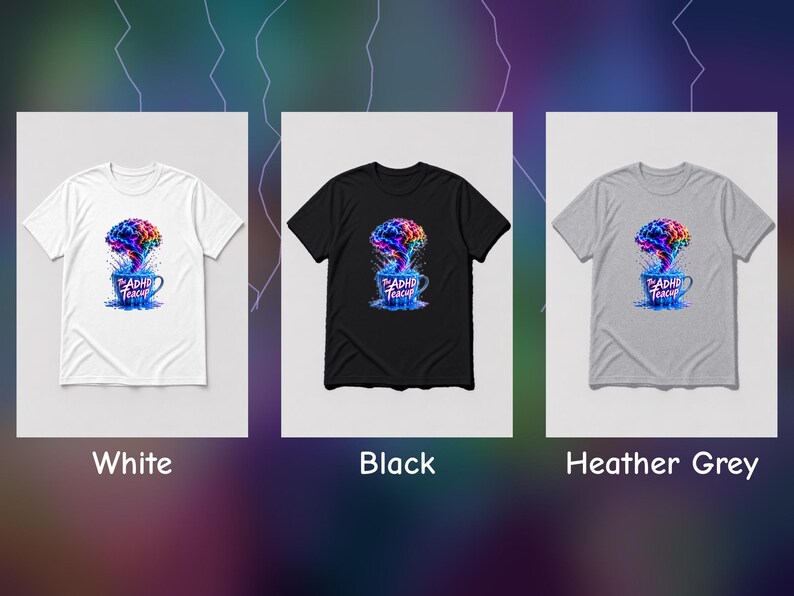 Puede incluir: Tres camisetas en blanco, negro y gris jaspeado, cada una con un gr&aacute;fico de un cerebro colorido emergiendo de una taza de t&eacute; azul con el texto The ADHD Teacup impreso en blanco en la parte frontal de la taza.