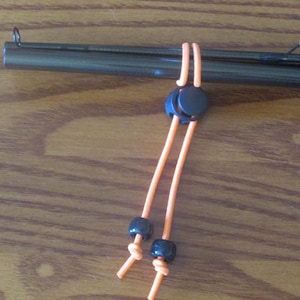 Fundas multiusos para cañas de pescar, organización de cables y almacenamiento de equipo.