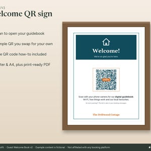 Puede incluir: Un letrero de bienvenida enmarcado con un encabezado azul verdoso oscuro, un icono de casa y el texto Welcome! We're so glad you're here. Incluye un c&oacute;digo QR con instrucciones para escanear y acceder a una gu&iacute;a digital, finalizando con The Driftwood Cottage.