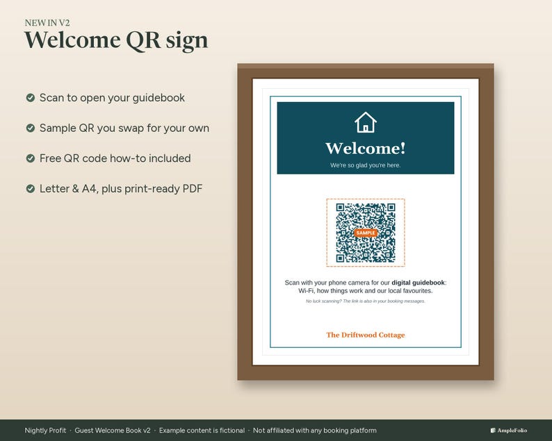 Puede incluir: Un letrero de bienvenida enmarcado con un encabezado azul verdoso oscuro, un icono de casa y el texto Welcome! We're so glad you're here. Incluye un c&oacute;digo QR con instrucciones para escanear y acceder a una gu&iacute;a digital, finalizando con The Driftwood Cottage.