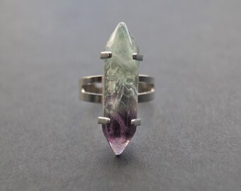 Könnte beinhalten: Ein silberner Ring mit einer grünen und violetten Fluorit-Kristallspitze.