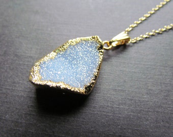 Collar Druzy - Colgante Druzy brillante - cadena llena de oro - joyería de oro - arco iris azul claro Ab Druzy