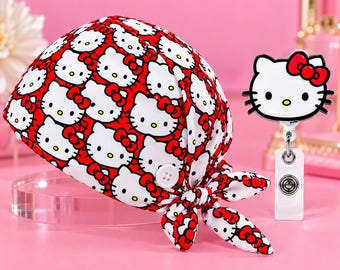 Puede incluir: Un gorro quirúrgico rojo con un patrón repetitivo de caras blancas de Hello Kitty con lazos rojos y un botón blanco en el lateral, junto con un portatarjetas de Hello Kitty blanco y rojo con cordón retráctil y clip.